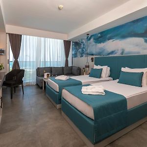 Zimmer mit Kingsize-Bett